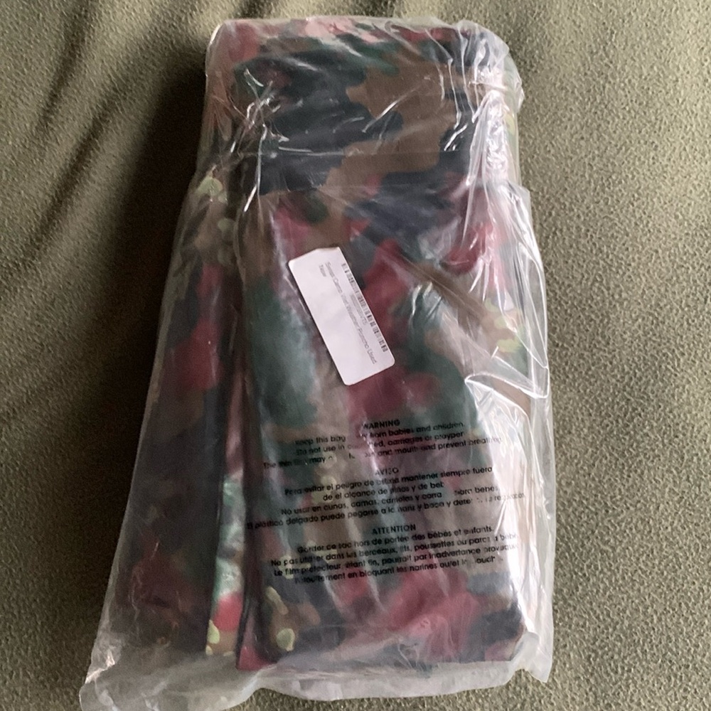 Swiss Camo wet weather poncho. No size listed. Assume size is one size fits most - Picture 1 of 4